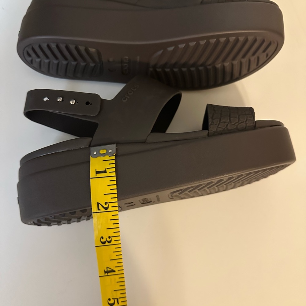 Like New Crocs Women's Brooklyn Low Wedge Sandals Size 7 Dark Brown Textured - Picture 7 of 7